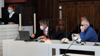 Archivbild: Stephan Huber
"Mexiko-Heinz" (rechts) bei Beginn des Mordprozesses gegen ihn vor dem Landgericht Amberg.