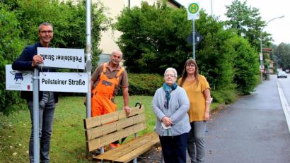 Bild: ds
Neben jedem der vier Mitfahrbankl - wie hier an der katholischen Kirche - ist ein Ständer mit Klappschildern angebracht, auf dem verschiedene Wunschziele eingestellt werden können. Bürgermeister Peter Achatzi demonstriert die Zielwahl, Hans Luber vom Bauhof hat die Montage vorgenommen, Seniorenbeauftragte Gertraud Kasper freute sich über die Verwirklichung dieser Anregung, Verwaltungsangestellte Birgit Schramm stellte die Verbindung zwischen den Organisatoren her (von links).