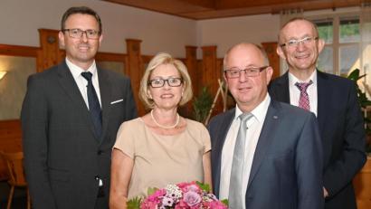 Bild: gf
Die Raiffeisenbank Hirschau verabschiedet ihren langjährigen Chef (von links): Vorstandssprecher Michael Hirmer, Petra Waldhauser, Norbert Waldhauser und Martin Nagler, der Vorsitzende des Aufsichtsrats der Raiffeisenbank Hirschau.