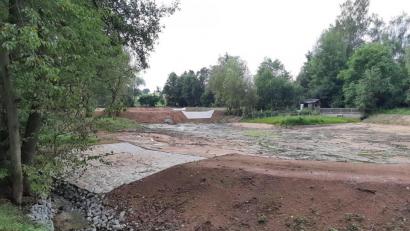 Bild: ise
Die drei verpachteten gemeindeeigenen Weiher erfüllen zukünftig die Funktion eines Regenrückhaltebeckens, die gepflasterten Flächen auf den Dämmen sind als Überläufe konzipiert. Die Teiche wurden wie der Bachlauf links im Bild in den letzten Wochen mit Baggern ausgeputzt und vertieft und werden wieder bis zu ihrem üblichen Niveau gefüllt.