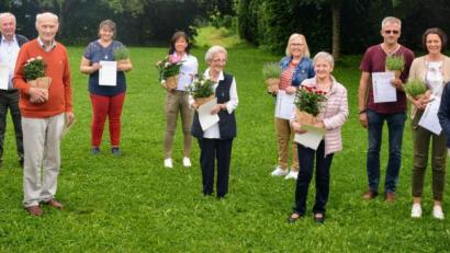 Bild: fdl
Bürgermeister Hermann Falk (Zweiter von links) und Vorsitzende Marion Schlosser (Zweite von rechts) danken den geehrten Mitgliedern, dass sie dem Verein Blumen- und Gartenfreunde Ehenfeld über viele Jahre die Treue gehalten haben.