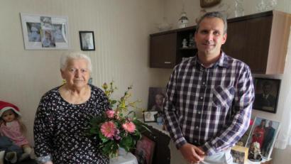 Bild: adj
Blumen überreichte Dritter Bürgermeister Christian Schramek an Maria Zachmann, die den 85. Geburtstag feierte.
