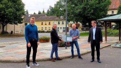 Bild: bsc
Nachdem zahlreiche Lampen bereits bei Straßenneubauten und Umrüstungsmaßnahmen in letzter Zeit ersetzt worden waren, erhielten nun auch die restlichen 144 Straßenleuchten modernes, hocheffizientes LED-Licht. Markus Windisch, Gerhard Schmerber (von rechts) und Tobias Strohbach (links) vom Bayernwerk sprachen mit Bürgermeister Oskar Schuster (Zweiter von links) über die erfolgreiche Umrüstung.
