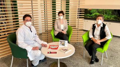 Bild: Bernhard Krebs/exb
Agnes Bauer (rechts) unterstützt Menschen in allen Ernährungsfragen. Mit im Bild: Ärztlicher Direktor Dr. Christian Glöckner (links) und Klinikmanagerin Jana Humrich (Mitte).