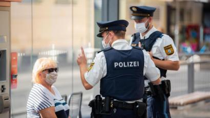 Symbolbild: Nicolas Armer/dpa
Zwei Polizisten nehmen an einer Haltestelle in Würzburg von einer Frau nach einem Verstoß gegen die Maskenpflicht im öffentlichen Nahverkehr die Personalien auf. So ähnlich ging es einem 27-Jährigen am Schwandorfer Busbahnhof.