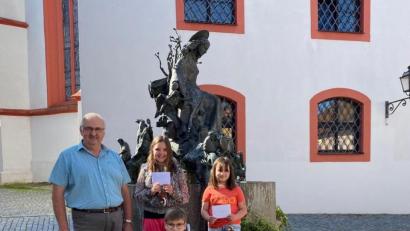 Bild: Andrea Gleißner/exb
Die Spende der Kommunionkinder nahm Herbert Putzer (links), Vorsitzender der Kinderkrebshilfe, entgegen.