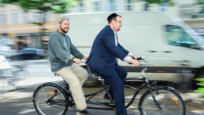 Bild: Gregor Fischer/dpa 
Auf dem Tandem für mehr Toleranz: Der islamische Theologe Ender Cetin (links) und der Amberger Rabbiner Elias Dray setzen sich gegen Antisemitismus und Islamfeindlichkeit ein.