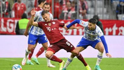 Bild: Sven Hoppe/dpa
Bayerns Joshua Kimmich (links) im Zweikampf mit Suat Serdar.