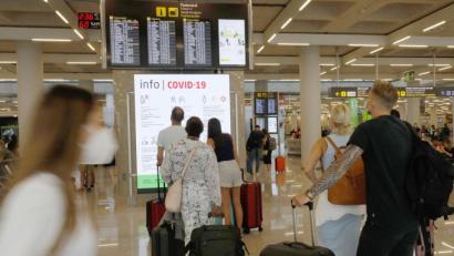 Bild: Clara Margais/dpa
Urlauber im Abflugbereich des Flughafens von Palma de Mallorca.