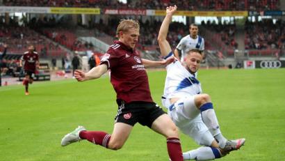 Bild: Daniel Karmann/dpa
Der Nürnberger Mats Moeller Daehli (links) kämpft mit dem Karlsruher Christoph Kobald um den Ball.