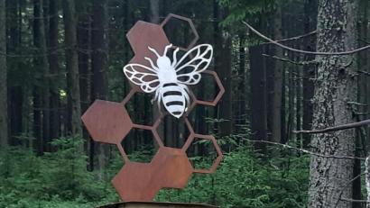 Bild: gis
Hilfe zur insektenfreundlichen Gartengestaltung gibt es am Themenweg "Biene und Wald" in Fichtelberg. Hier ist eine Skulptur am Ende des Lehrpfads zu sehen, geschaffen von Martin Peter, Neuwiesen.