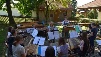 Bild: swo
Viele Hackbrettspielerinnen waren der Einladung von Rita Butz (hinten stehend) zum Hackbrettvormittag in Krickelsdorf gefolgt. Die meisten davon haben bei ihr auch das Spielen des Instrumentes erlernt.