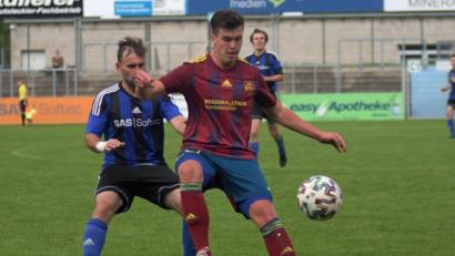 Bild: otr
Die SV Grafenwöhr behauptete mit einem ungefährdeten 2:0-Sieg bei der SpVgg SV Weiden II Platz zwei in der Bezirksligatabelle. In dieser Szene schirmt SV-Angreifer Timo Bachmeier den Ball gegen Weidens Spielertrainer Marco Lorenz ab.