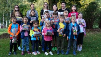 Bild: twg
Glückliche Kinder beim Sportverein Trevesen, mit ihren Gruppenleiterinnen Pia Wegmann, Vanessa Bäuml, Anna Heinl und Julia Schultes (hintere Reihe, von links).