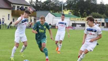 Bild: gb
Der SV Mitterteich verlor am Samstag das Heimspiel gegen den FSV Erlangen-Bruck mit 0:2. Hier ist Daniel Kahrig (grünes Trikot) gegen drei Gästespieler auf sich allein gestellt.