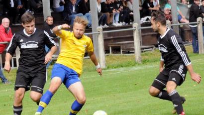 Bild: Horst Hecht
Die beiden Haidenaaber Andreas Hübner (links) und Tolga Kargi nehmen Dominik Plannerer von der DJK Ebnath in die Zange. Die DJK Ebnath musste gegen den ASV Haidenaab eine bittere 1:2-Heimniederlage hinnehmen.