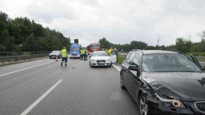 Bild: THW Nabburg/exb
Weil sie den stehenden Verkehr zu spät bemerkten, krachten zwei Autofahrer auf der A93 bei Schwarzach gegen das Auto einer 43-Jährigen.