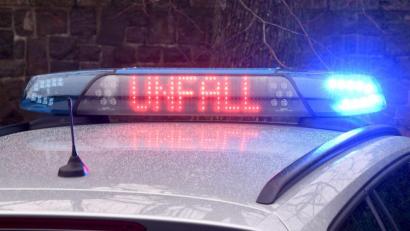 Symbolbild: Carsten Rehder/dpa
Ein junger Autofahrer prallte bei einem Unfall bei Mähring gegen mehrere Bäume.