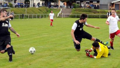 Bild: heh
Elfmeter gab es in dieser Szene, als der Wiesauer Torwart Flavio de Sousa Batista den Konnersreuther Stefan Bauer zu Fall brachte. Mit im Bild Tim Bächer (rechts, Wiesau) und Oliver Schicker (links, Konnersreuth). Pirner verschoss jedoch den Strafstoß.