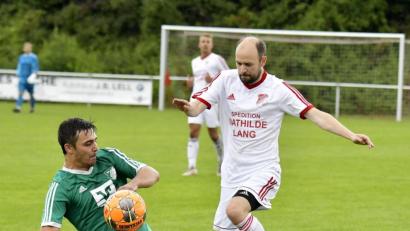 Bild: Hubert Ziegler
Inter-Linksverteidiger Benjamin Kruppa (rechts) bleibt seinem Offensivvorstoß hängen. Die Amberger und die DJK Utzenhofen trennten sich 1:1.