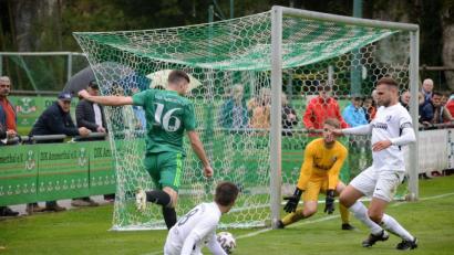 Bild: brü
Lukas Dotzler (Nummer 16) taucht gefährlich im Karlsburger Strafraum auf: Die DJK Ammerthal gewann ihr Heimspiel ohne Glanz mit 3:1 und verteidigte die Bayernliga-Tabellenführung.