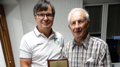 Bild: ct
Stefan Weiß (links) ehrt Paul Schneider.