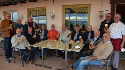 Bild: jr
Alfred Knossalla (Mitte, mit heller Jacke) genoss die vielen Glückwünsche, die er zum 80. Geburtstag erhielt. Im Kreise seiner Stammtischbrüder in der Petersklause in Großbüchlberg wurde kräftig gefeiert.