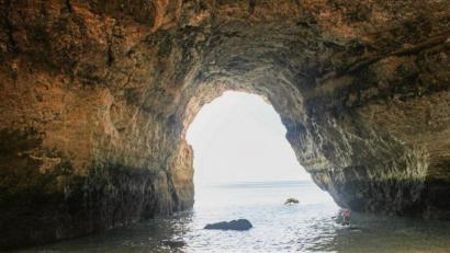 Bild: Anika Reker/dpa
Fast winzig fühlt man sich in der kathedralenhaften Benagil-Höhle.