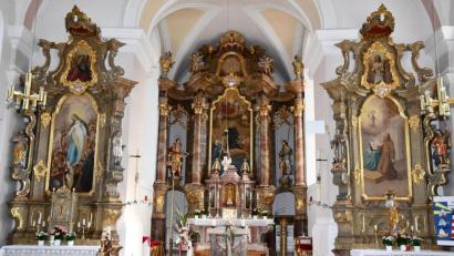 Bild: sche
Die Aschacher feiern an diesem Mittwoch das Patrozinium ihrer Kirche, die dem heiligen Ägidius geweiht ist. Besonders prunkvoll sind der Hochaltar in der Mitte und die beiden Seitenaltäre.