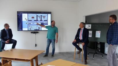 Bild: stg
Thomas Völkl (Zweiter von links) erläuterte Bürgermeister Roman Schäffler, Landrat Roland Grillmeier sowie Volker Höcht (von links) das "Co-Working"-Konzept