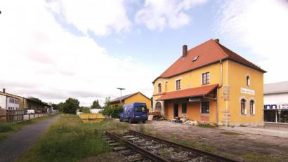 Bild: Portner
Das historische Bahnhofsgebäude am Radweg befindet sich seit 2002 im Besitz der Rossmann KG. Die Sanierung mit Umbau für ein Speiselokal soll bis Ende des Jahres abgeschlossen sein.