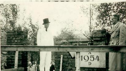 Bild: le
Mit drei Hammerschlägen durch Bürgermeister Josef Lehner (rechts) wurde am 11. Juli 1954 der Grundstein für das Zentralschulhaus mit Pausenhalle gelegt.