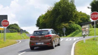 Bild: ü
Aus Richtung Pegnitz-Troschenreuth kommend, wurde die bisherige Regelung "Vorfahrt achten" durch ein Stoppschild ersetzt.