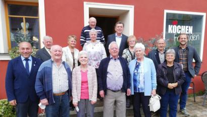 Bild: gmü
Bürgermeister Gerhard List (links) und sein Vertreter Vertreter Adrian Blödt (rechts) gratulieren den Jubelpaaren.