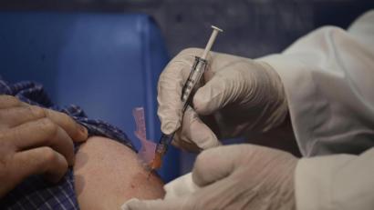 Symbolbild: Carlos Giusti/dpa
Prag will die Generation 60+ zum dritten Mal gegen das Coronavirus impfen.