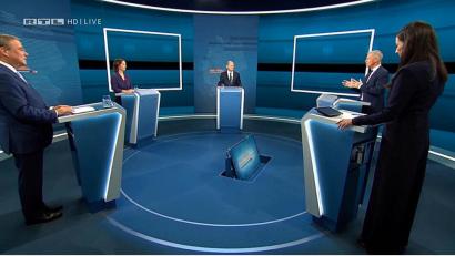 Bild: dpa-Bildfunk
Die Kanzlerkandidaten Armin Laschet (l-r, CDU), Annalena Baerbock (Bündnis 90/Die Grünen) und Olaf Scholz (SPD) stehen bei der Sendung im Fernseh-Studio in Berlin-Adlershof mit den Moderatoren Pinar Atalay und Peter Kloeppel. Die Kanzlerkandidaten von Bündnis 90/Grüne, CDU und SPD, - Baerbock, Laschet, Scholz treffen in einer ersten TV Diskussion bei RTL und ntv aufeinander.
