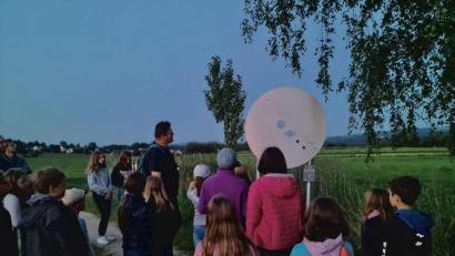 Bild: heb
Beim Ferienprogramm der Jungen Union hatte Peter Postler allerlei interessante Informationen und Geschichten rund um Planeten, Sterne und Sternbilder parat und beantwortete die Fragen der Kinder.