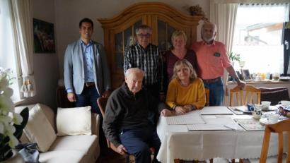 Bild: wel
Bürgermeister Rudolf Teplitzky (links) gratulierte Horst Kluge namens der Stadt zum 90. Geburtstag mit einem Geschenkkorb. Der Jubilar freute sich auch über den Besuch der Verwandtschaft.
