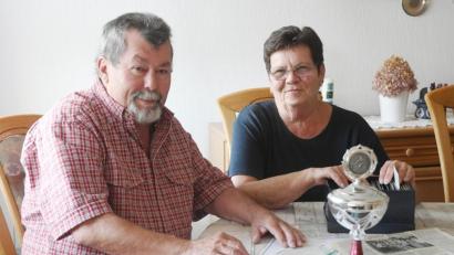 Bild: Gabi Schönberger
Wehmütig erinnern sich Norbert und Heidi Deubzer an ihre Zeit beim privaten Kegelverein Club 77 in Rothenstadt.