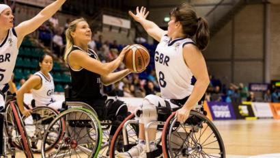 Bild: Stephanie Wunderl
Svenja Mayer (Mitte) aus Amberg in Aktion. Sie spielt seit 2018 in der deutschen Nationalmannschaft der Rollstuhlbasketballerinnen. „Ich bin aufgeregt, endlich meine ersten Paralympics zu spielen. Ich habe hart dafür trainiert, und hoffe das aufs Parkett zu bringen. Die letzten Wochen waren intensiv und jetzt freuen wir uns, wenn es endlich los geht! Wir werden alles geben und für eine Medaille kämpfen“, sagte sie nach ihrer Ankunft im olympischen Dorf in Tokio.