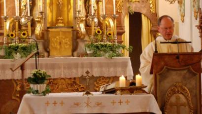 Bild: cvl
Wegen der schlechten Witterung wurde der Festgottesdienst kurzerhand in die Waldecker Pfarrkirche verlegt.