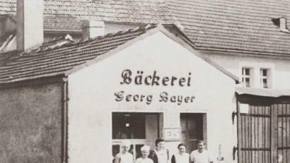 Repro: stg
Die Bäckerei Bayer am Cammerloher Platz in Kemnath mit Chef Georg Bayer (rechts) Anfang der 60er Jahre. Er gründete den Familienbetrieb 1949, sein Sohn Elmar Bayer übernahm ihn 1990. Am 31. August ist die Bäckerei Gesichte.