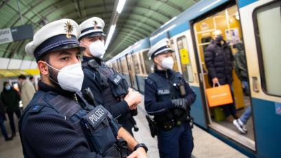 Symbolbild: Sven Hoppe/dpa
Die Bundespolizei beteiligt sich an den Kontrollen im Schienenverkehr. Das Symbolfoto zeigt Beamte an einer Münchner U-Bahn-Station.