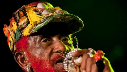 Bild: Balazs Mohai/dpa
Lee „Scratch“ Perry bei einem Auftritt in Budapest 2011. Der jamaikanische Musiker ist im Alter von 85 Jahren gestorben.