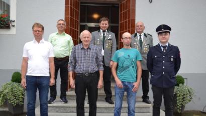 Bild: gi
Anton Baier (Dritter von links) konnte seinen 70. Geburtstag feiern. Dazu gratulierte sein Sohn Christian sowie die Vereinsabordnungen.