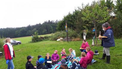 Bild: Gemeinde Theisseil/exb
Picknick mit Pizza-Semmeln im „Schlupfwinkel“; nach einem Waldspaziergang waren die Kinder ausgehungert.