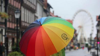 Bild: Matthias Bein/dpa
Passanten gehen bei Regenwetter durch die Fußgängerzone von Wernigerode in Sachsen-Anhalt.