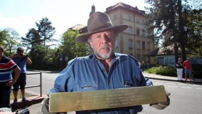 Bild: Sebastian Willnow/dpa
Der Künstler Gunter Demnig hält am 07. Mai.2016 in Leipzig (Sachsen) gegenüber der ehemaligen Heil- und Pflegeanstalt Leipzig Dösen eine sogenannte Stolperschwelle. Eine solche Schwelle könnte auch in Schwarzenfeld an die 157 ermordeten KZ-Häftlinge erinnern.