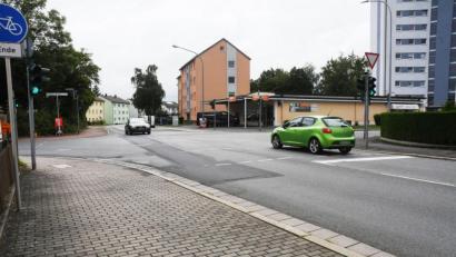 Bild: Gabi Schönberger
Noch können Autofahrer aus Richtung Parkstein an der Kreuzung Moosloh-/Tulpenstraße geradeaus in Richtung Stadtmitte fahren. Ab Freitag sollten sie aber bereits an dieser Stelle der Umleitung nach rechts folgen.