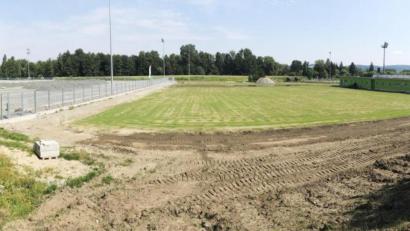 Bild: Gabi Schönberger
Nach einem über zweimonatigen Baustopp sollen kommende Woche die Arbeiten auf den Kunstrasenplätzen der SpVgg SV Weiden wieder aufgenommen werden.